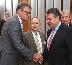Gerd Schneider, Geschäftsinhaber von Accenta Asia, mit Bundesaußenminister a.D. Sigmar Gabriel